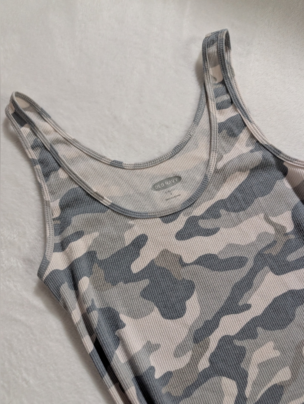 57% Cotton Old Navy Ribbed Camo Tank Top in Gray & White, Size Small - Picture 2 of 6